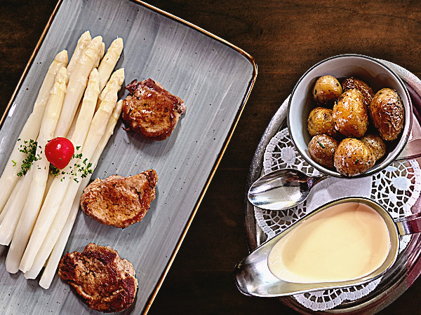 Pork medallions with fresh asparagus
